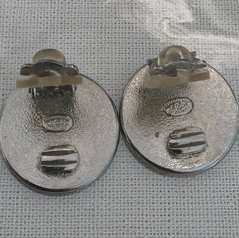 CHANEL Cream and Silver Clip-on Earrings - Picture 4 of 9